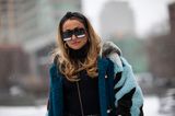 Winter-Frisuren: Frau mit Stirnband und Sonnenbrille