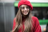Winter-Frisuren: Frau mit roter Baskenmütze