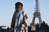 Winter-Frisuren: Frau mit Baskenmütze vor dem Eiffelturm