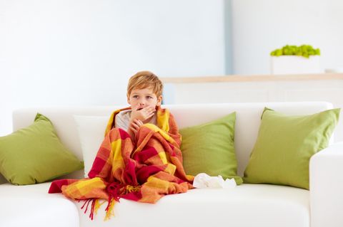 Spastische Bronchitis: Krankes Kind auf dem Sofa