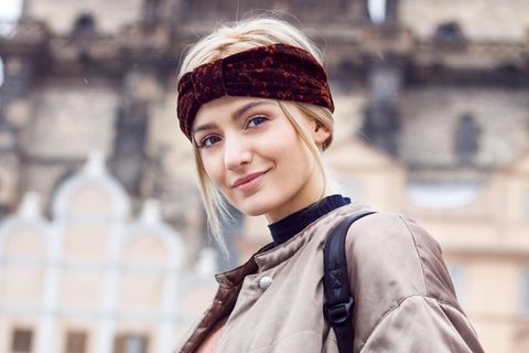 Winter-Frisuren: Frau mit Stirnband