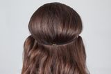 Frisuren selber machen: Frau mit offenen Haaren und Haarband