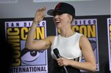 Verlobungsringe der Stars: Scarlett Johansson mit Kappe und Mikro in der Hand