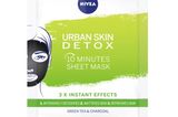Welche Maske habe ich getestet? Ich habe die Urban Skin Detox Effekt Sheet-Maske von Nivea getestet (etwa 2,50 Euro bei Nivea). Was verspricht das Produkt? Die "Urban Skin Detox Effekt“ Sheet-Maske von Nivea verspricht – wie der Name vermuten lässt – eine hautklärende und reinigende Wirkung, außerdem soll sich die Haut nach der Anwendung erfrischt anfühlen und mattiert aussehen. Wie ließ sich das Produkt anwenden? Was die Anwendung betrifft, kann ich nichts Negatives sagen: Angenehmer Geruch, klare Gebrauchsanweisung und dadurch, dass auf der einen Seite der Maske ein Schutzpapier klebte, das man nach dem Auflegen abziehen sollte, wusste ich sofort, wie rum sie gehört und konnte sie gut auseinanderfriemeln. Wie war das Ergebnis? Nachdem ich sie auf meiner zu Mitessern und Blackheads neigenden Haut getestet habe, kann ich sagen: Der Lappen hält, was er verspricht! Die Mischung aus Aktivkohle und grünem Teeextrakt ist einfach genial! Meine Haut hat sich jedenfalls spürbar erfrischt und gereinigt angefühlt, aber kein bisschen ausgetrocknet – mit dem Ergebnis bin ich daher wirklich zufrieden. Natürlich kann die Maske keine Wunder bewirken und beispielsweise Pickel oder Hautirritationen verschwinden lassen – aber mir hat sie zumindest ein gutes Gefühl gegeben und die 10 Minuten Entspannung, die mir die empfohlene Einwirkzeit geschenkt hat, waren definitiv gut investierte Zeit! Susanne, Liebes-Redakteurin