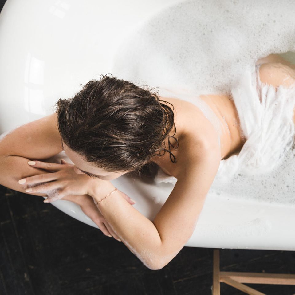 Baden oder Duschen - was ist besser?: Frau in Badewanne