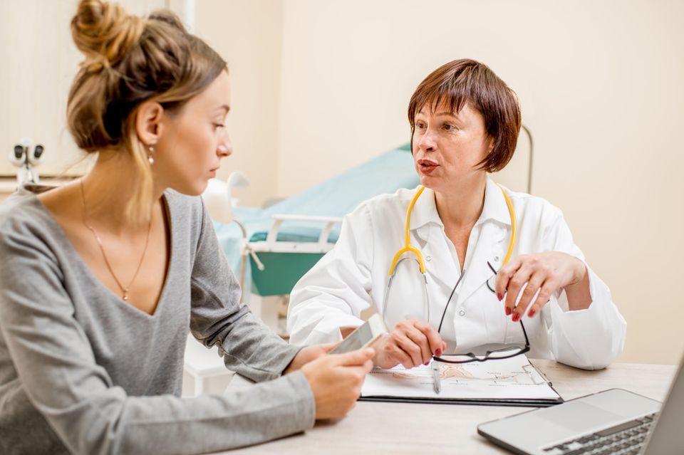Früherkennung von Gebärmutterhalskrebs - das ist zu beachten: Ärztin und Patientin