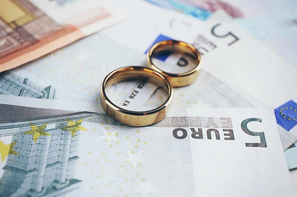 Kredit für Hochzeit aufnehmen. Helma Sick rät davon ab: Geld und Eheringe