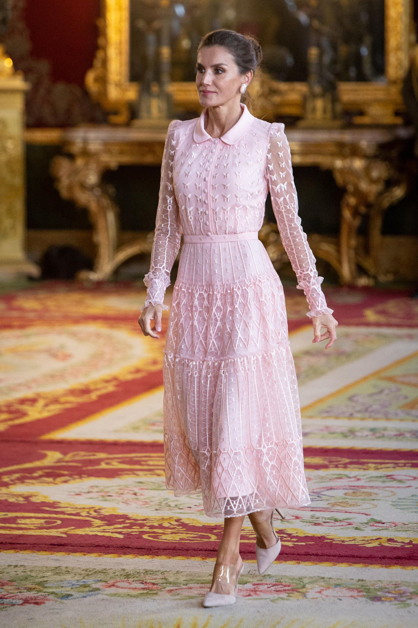 "Pretty in Pink" lautet ein Motto, das wie für Königin Letizia gemacht zu sein scheint. Zur Militärparade am spanischen Nationalfeiertag erschien die Royal in einen rosafarbenen Traum aus Chiffon und legte so einen glamurösen und vor allem romatischen Auftritt hin. Hingucker an ihrem Varela-Dress: Die mit Stoff überzogene Knopfleiste, die Mini-Puffärmel und die unzähligen aufgestickten Schmetterlinge. Dazu stylte Letizia ...