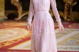 "Pretty in Pink" lautet ein Motto, das wie für Königin Letizia gemacht zu sein scheint. Zur Militärparade am spanischen Nationalfeiertag erschien die Royal in einen rosafarbenen Traum aus Chiffon und legte so einen glamurösen und vor allem romatischen Auftritt hin. Hingucker an ihrem Varela-Dress: Die mit Stoff überzogene Knopfleiste, die Mini-Puffärmel und die unzähligen aufgestickten Schmetterlinge. Dazu stylte Letizia ...