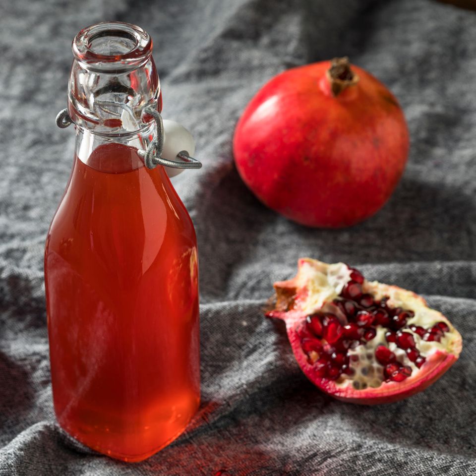 Granatapfelsirup: Roter Sirup in einer Glasflasche