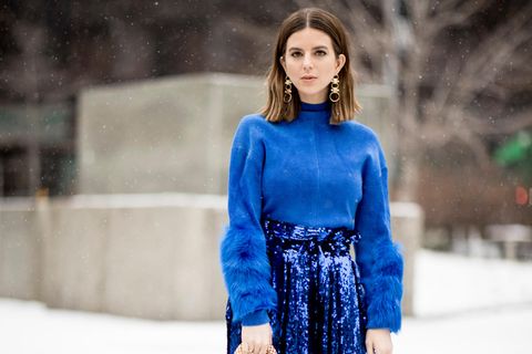 Trendfarbe Royalblau: Frau im blauen Outfit