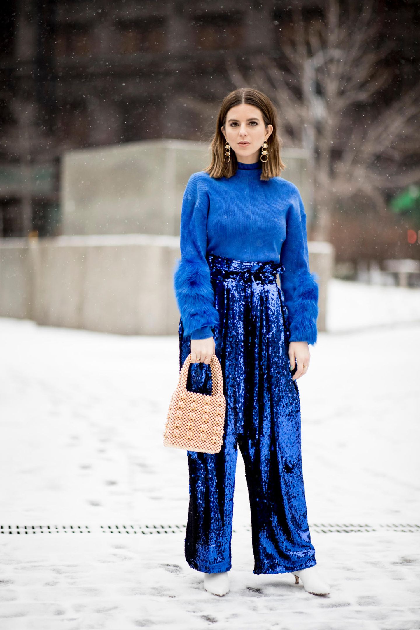 Trendfarbe Royalblau: Frau im blauen Outfit