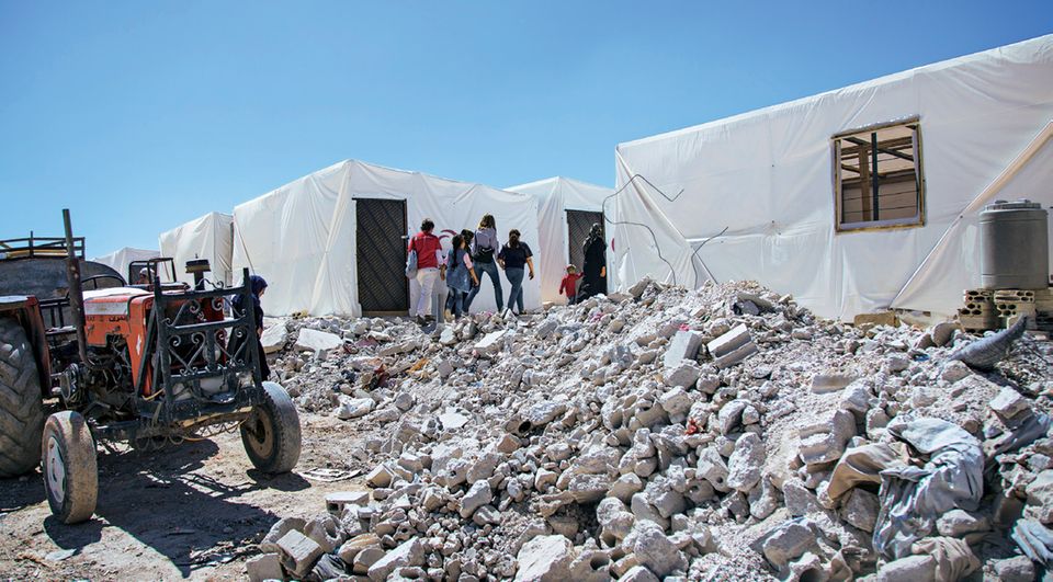 Spendenaktion für syrische Flüchtlingskinder mit „Ein Schal fürs Leben“: Abriss von Häusern