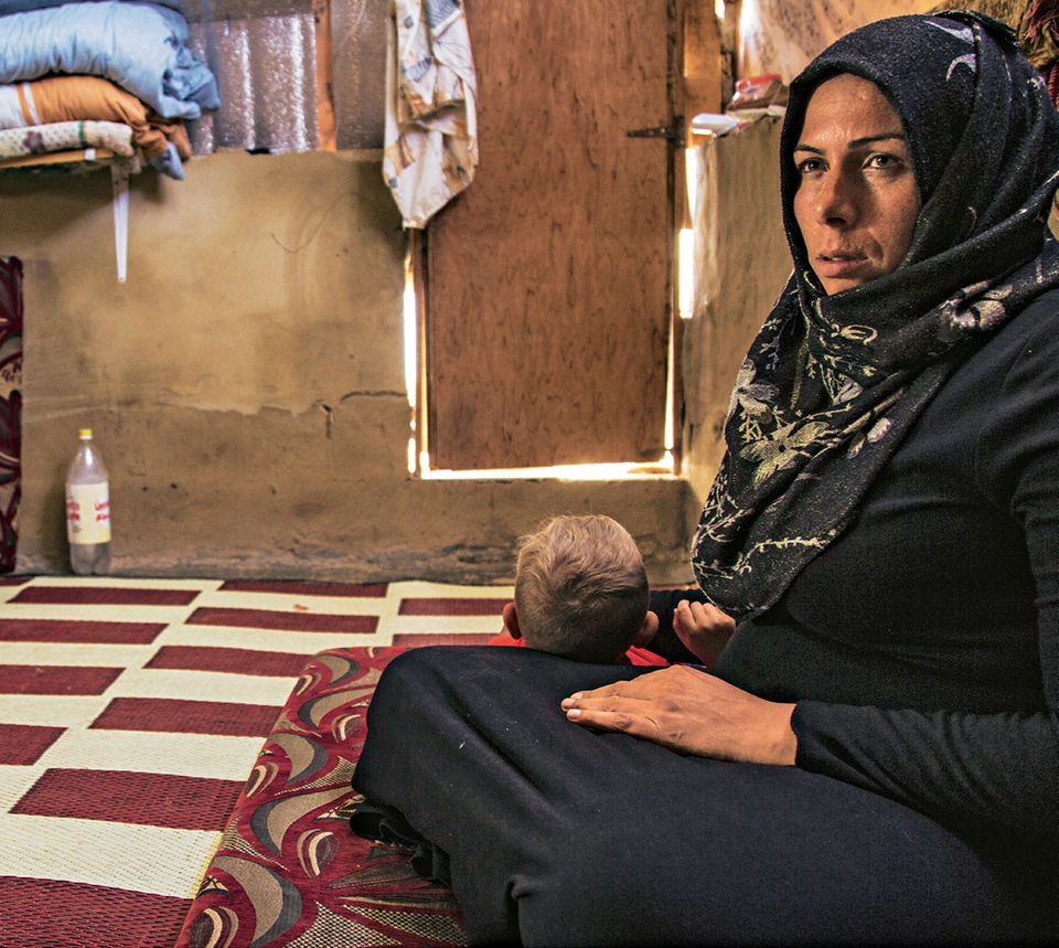 Spendenaktion für syrische Flüchtlingskinder mit „Ein Schal fürs Leben“: Frau mit Kind