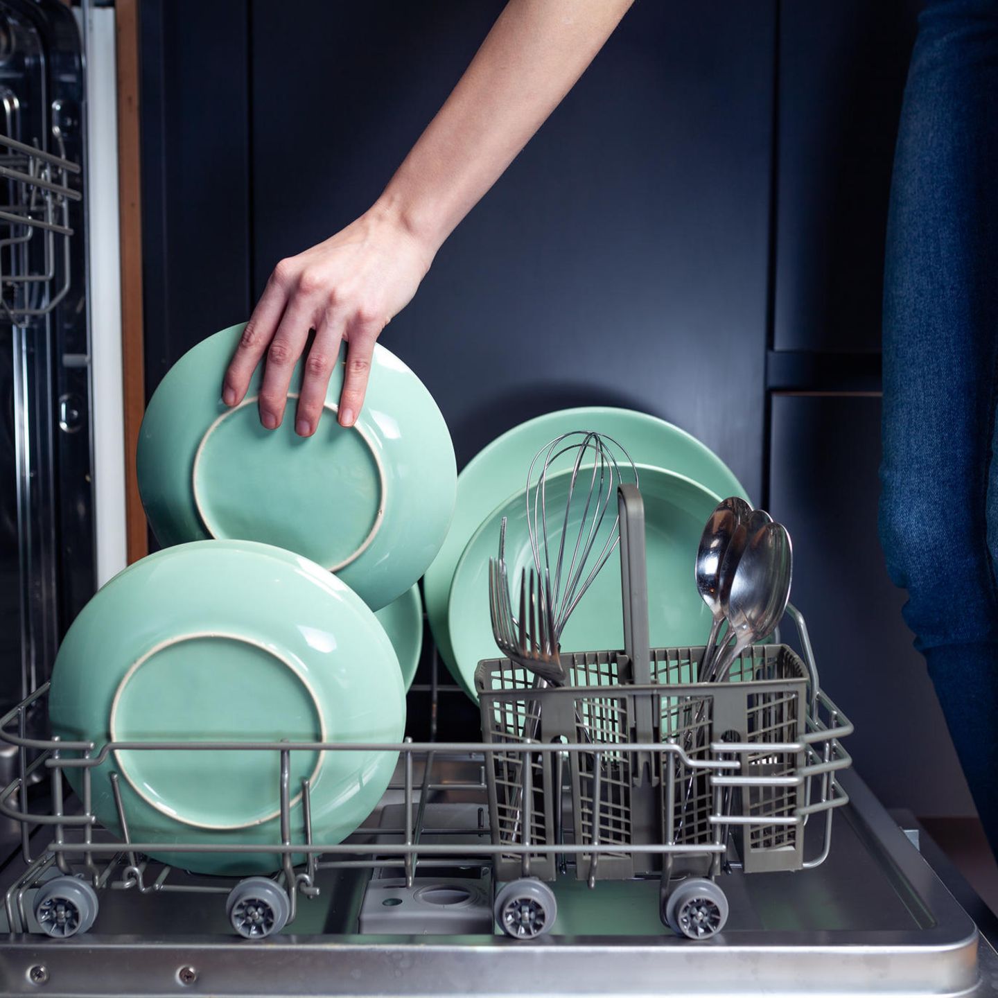 Брать посуду можно. Для посудомоечных машин. Посуда в посудомойке. Мытье посуды посудомойка. Чистая посуда.