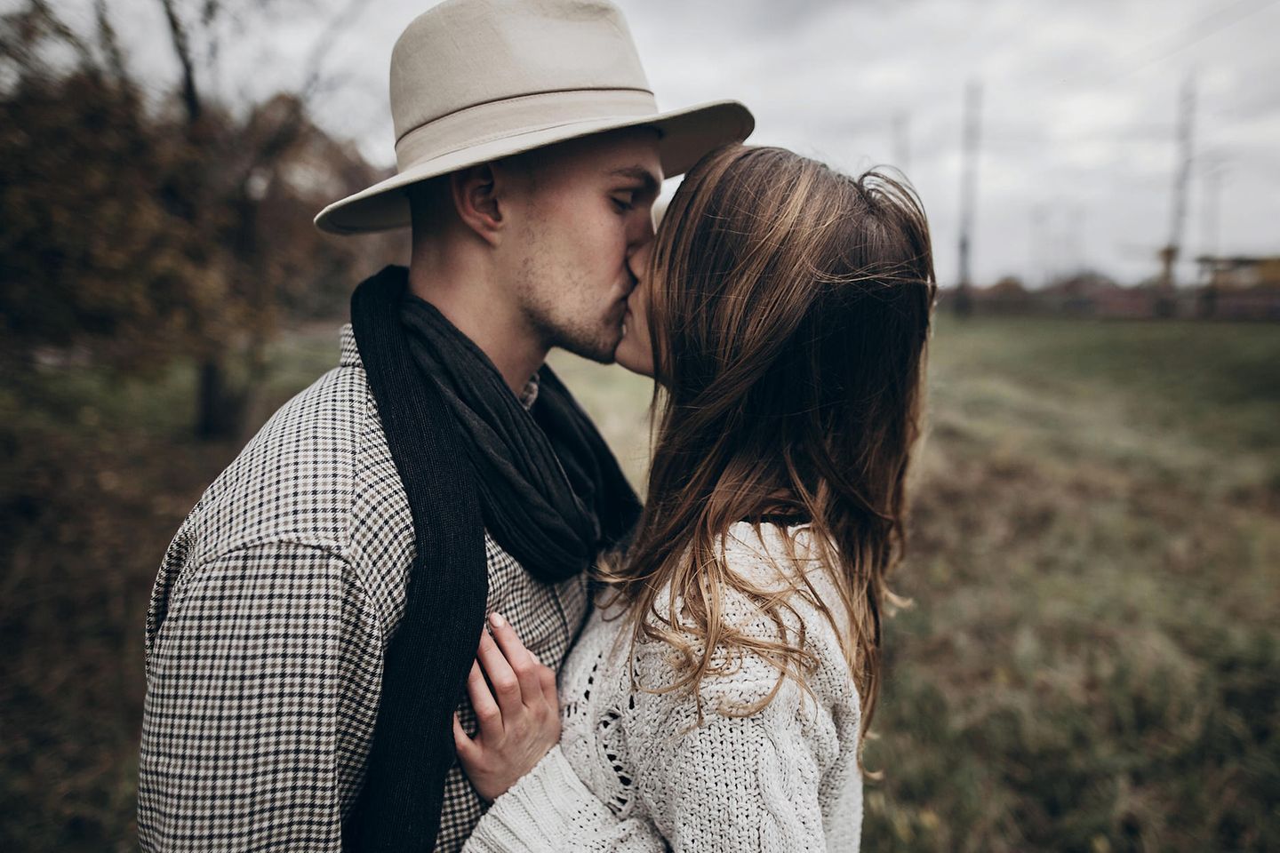 Selbstbewusste Sätze in der Beziehung: Paar küsst sich