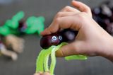 Halloween DIY für Kinder - 4 Anleitungen: Kastanie mit Pfeifenreiniger