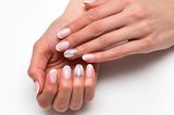 Hochzeitsnägel: Hände mit French Nails