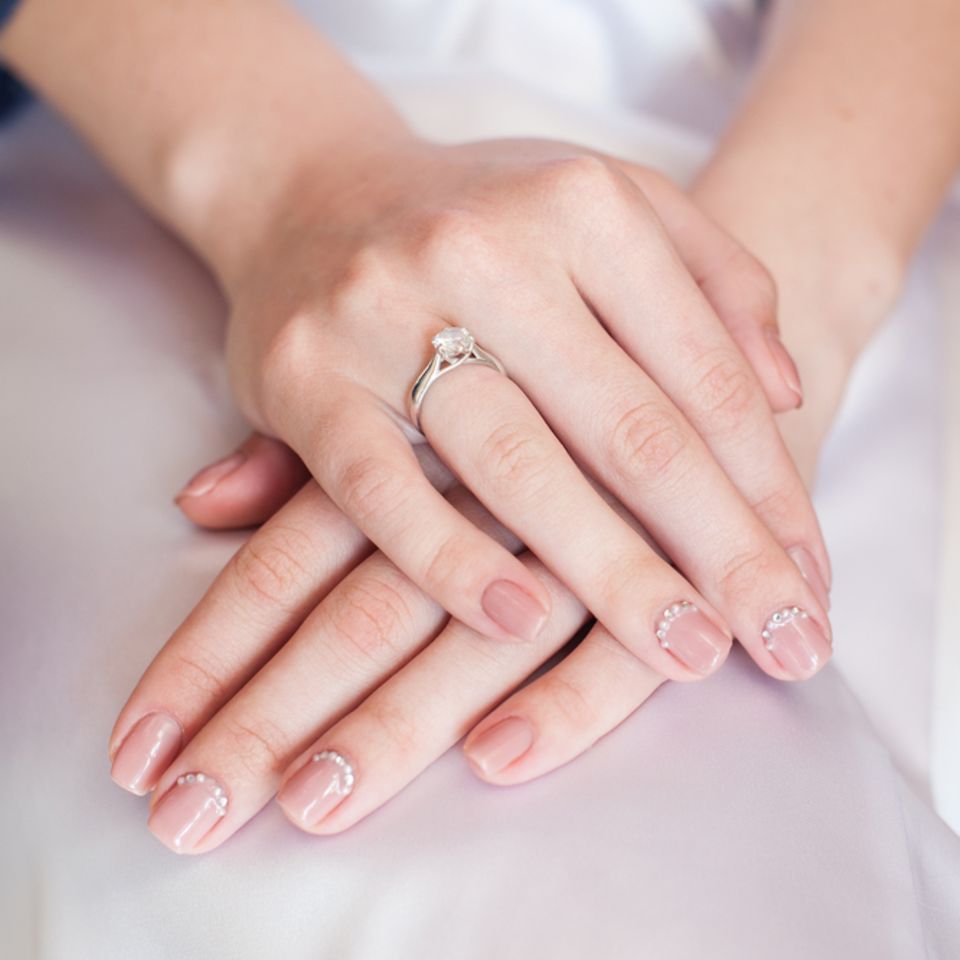 Hochzeitsnägel: Lackierte Fingernägel mit Glitzersteinen