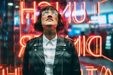 Wie unser Zeitgefühl entsteht & wie wir es austricksen: Frau mit Brille in digitaler Welt
