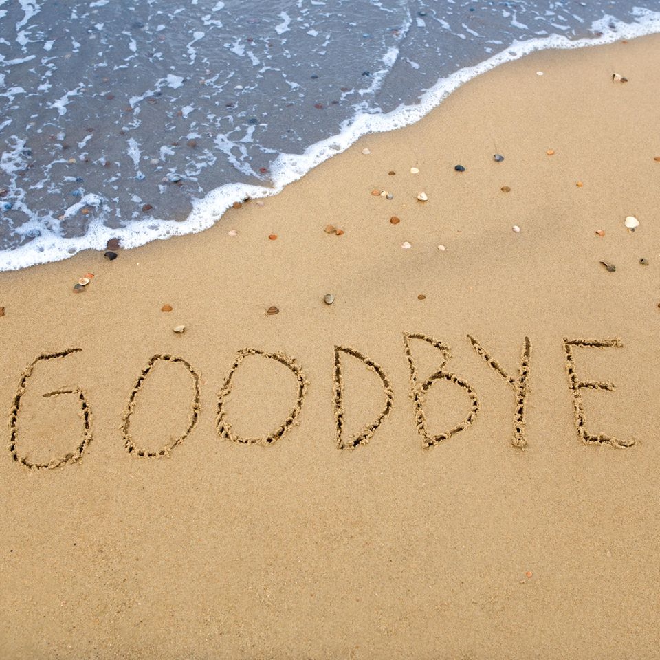 Was mir in meiner Trauer geholfen hat: Ein in den Sand an einem Strand geschriebenes Goodbye