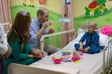 Herzogin Kate + Prinz William: spielen mit Kind eine Teezeremonie