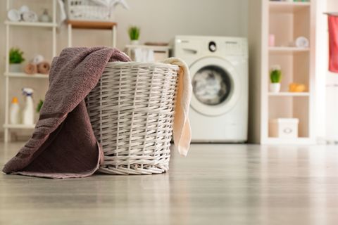 Wäsche in der Wohnung trocknen - Korb mit Handtüchern
