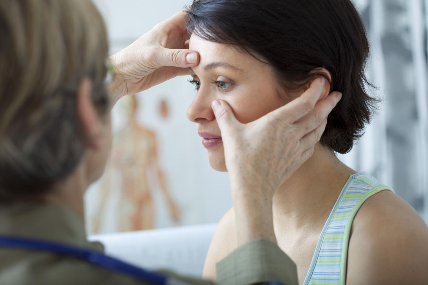 Stirnhöhlenentzündung: Frau beim Arzt