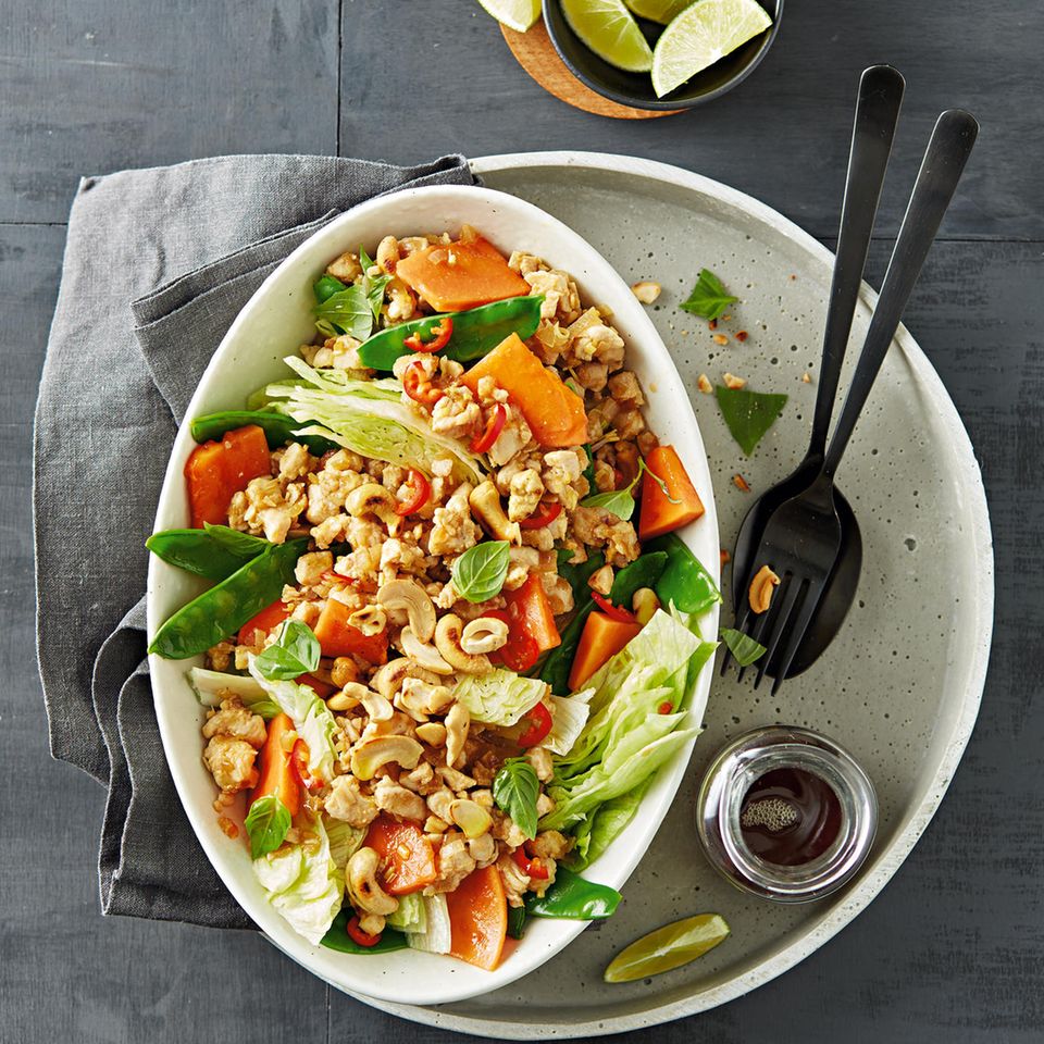 Thai-Salat mit Hähnchen und Papaya