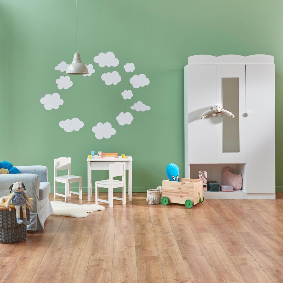 Wandgestaltung im Kinderzimmer: Grüne Wand mit Wolken