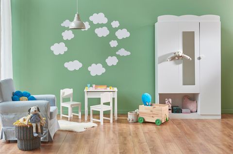 Wandgestaltung im Kinderzimmer: Grüne Wand mit Wolken