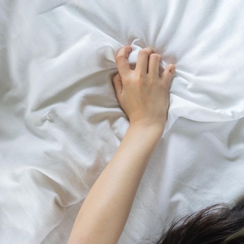 Breeding: Eine Frau greift lustvoll ins Laken