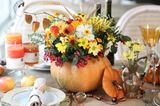 Tischdeko Herbst: Gedeckter Tisch in der Mitte ein Kürbis als Vase mit Blumen