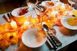 Tischdeko Herbst: Blätterdeko auf einem gedeckten Tisch