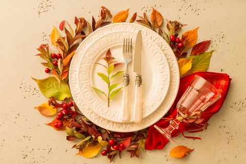 Tischdeko Herbst: Blätterdeko um einen Teller
