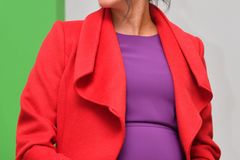 Royale Recycler: Meghan Markle im roten Mantel und lila Kleid
