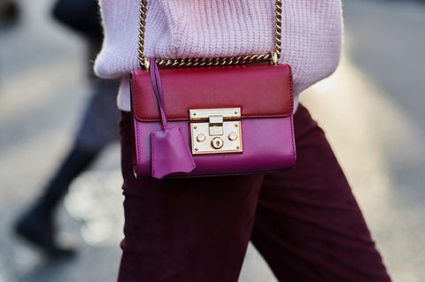 Trendfarbe im Winter: Frau mit himbeerroter Tasche