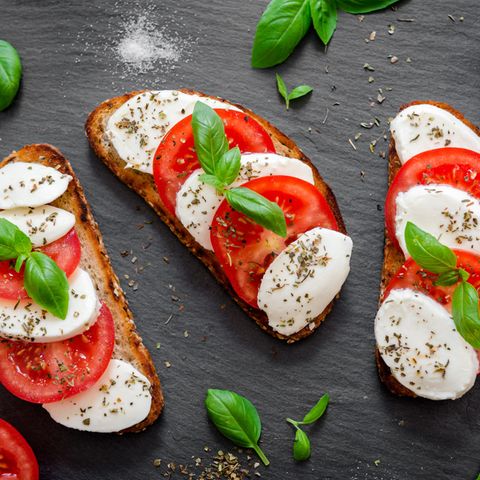 Veganer Mozzarella: Brotscheiben mit Mozzarella und Tomate