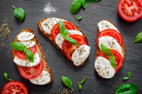 Veganer Mozzarella: Brotscheiben mit Mozzarella und Tomate