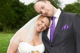 Hochzeit auf den ersten Blick: Brautpaar steht gegeneinander gelehnt auf der Wiese