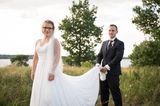 Hochzeit auf den ersten Blick: Bräutigam hebt das Kleid der Braut