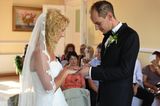 Hochzeit auf den ersten Blick: Bräutigam steckt Braut den Ring an den Finger