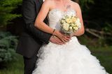 Hochzeit auf den ersten Blick: Bräutigam umarmt Braut von hinten