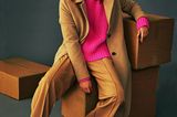 Camel Coat: Diese Modelle tragen wir 2019: Mantel über pinkfarbenen Strickpullover