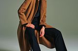 Camel Coat: Diese Modelle tragen wir 2019: Langer Wollmantel über dunkler Bluse und Hose