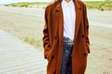 Camel Coat: Diese Modelle tragen wir 2019: Mantel über weißer Bluse und Jeans