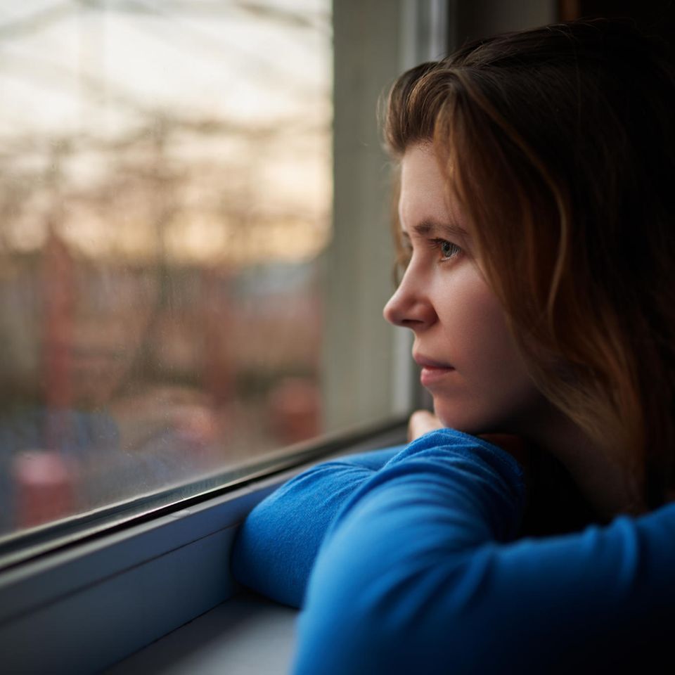 Liebeskummer: Frau traurig am Fenster