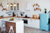 Wohnküche Ideen: Helle Küche mit buntem Kühlschrank