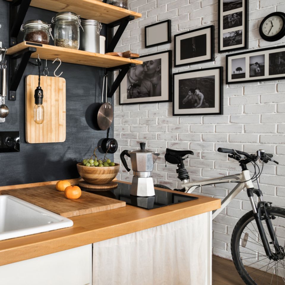 Wohnküche Ideen: Küche mit Bildern an der Wand