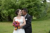 Hochzeit auf den ersten Blick: Brautpaar steht auf Wiese